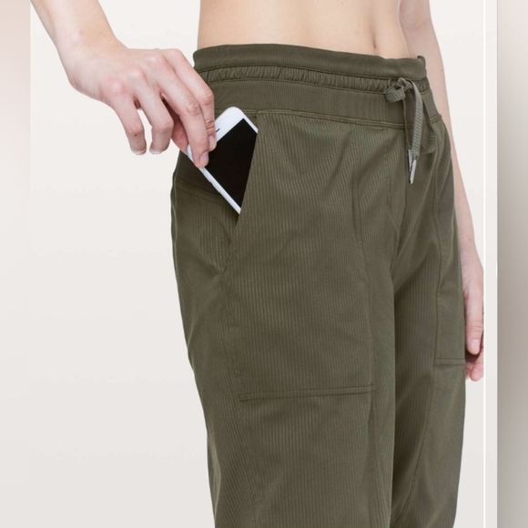 Lululemon Dance Studio Crop II *Unlined 20" Dark Olive. Size 6 - Picture 4 of 16